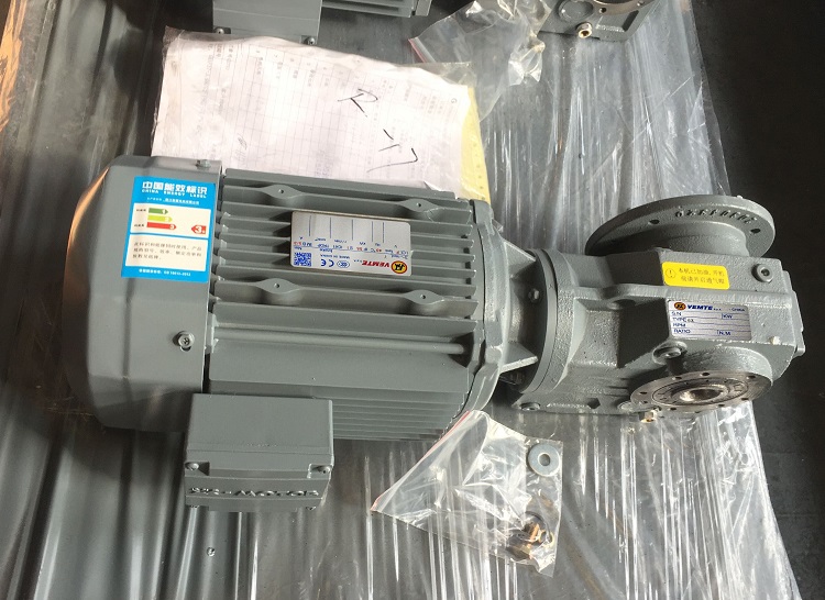 減速機帶電機4000W用在牲畜養殖的清糞機.jpg