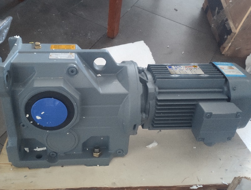 110.5轉(zhuǎn)的減速機(jī),110.5rpm/min減速電機(jī),每分鐘110.5圈的減速箱.jpg
